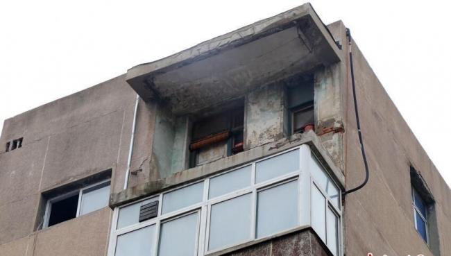  郑州一居民家阳台被大风刮掉 建成未满30年