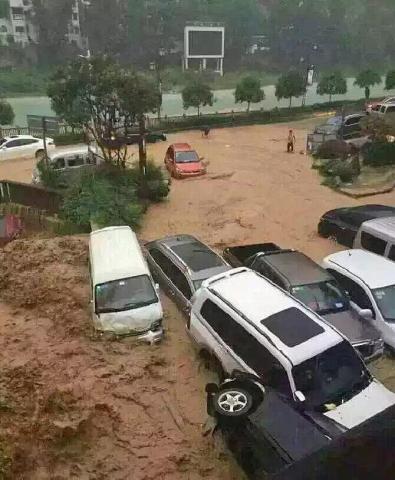  重庆巫溪暴雨引发山洪 多辆车被冲入河中