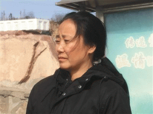  “痞子”妈妈：收养104个孤儿 为孤儿户口堵市长车