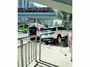  北京一越野车冲上公交站台 撞倒3人1死2伤