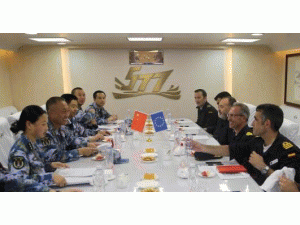  中国海军第26批护航编队指挥员与欧盟465编队指挥官会面